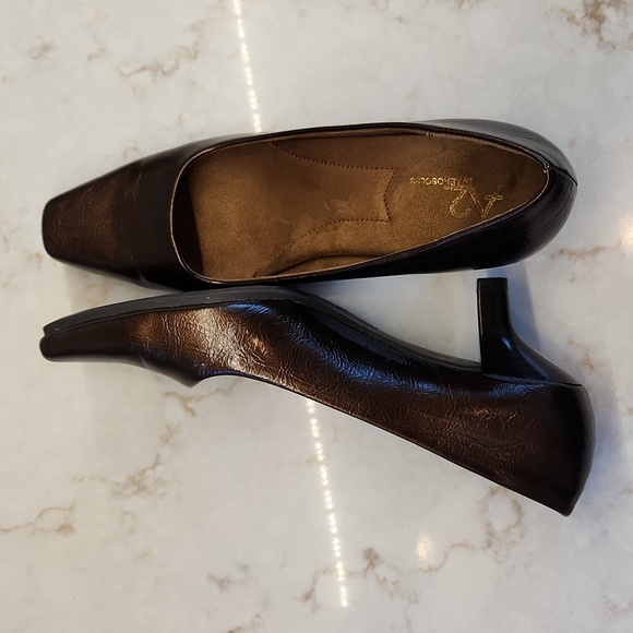 A2 Aerosoles Brown Metallic 2 inch pumps, Vegan - Picture 3 of 5